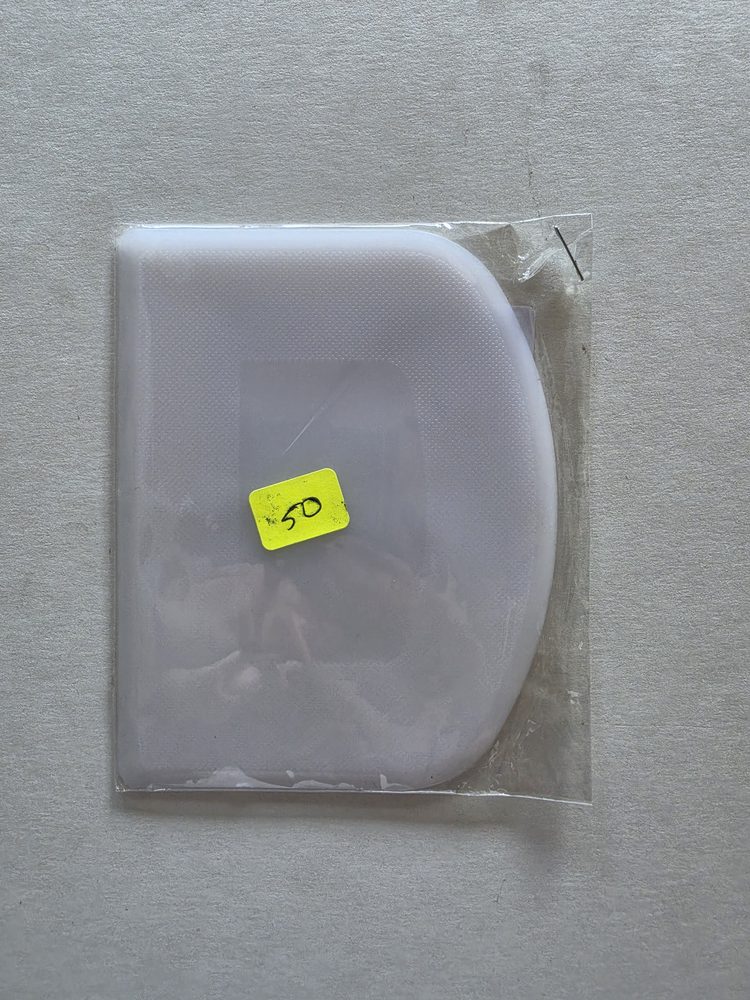 Raspador o espátula de plástico blanco con superficie texturizada