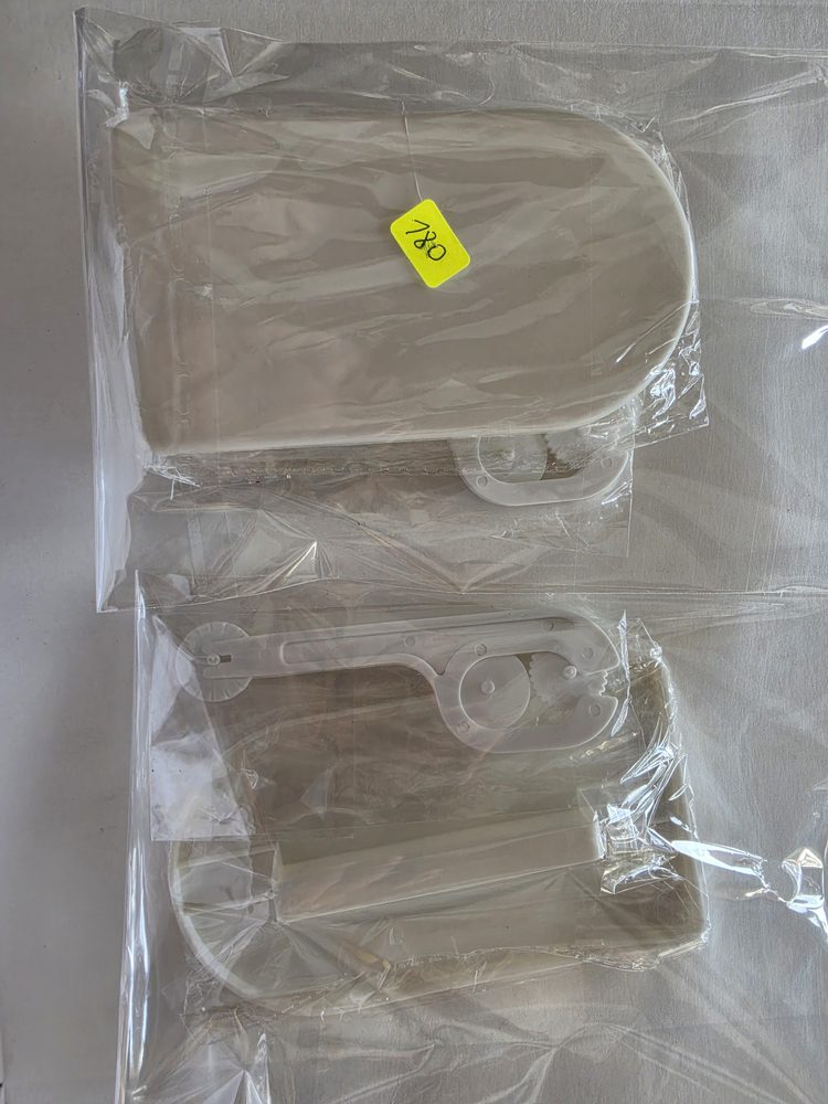 Dos alisadores de fondant de plástico blanco sin marca, con mango