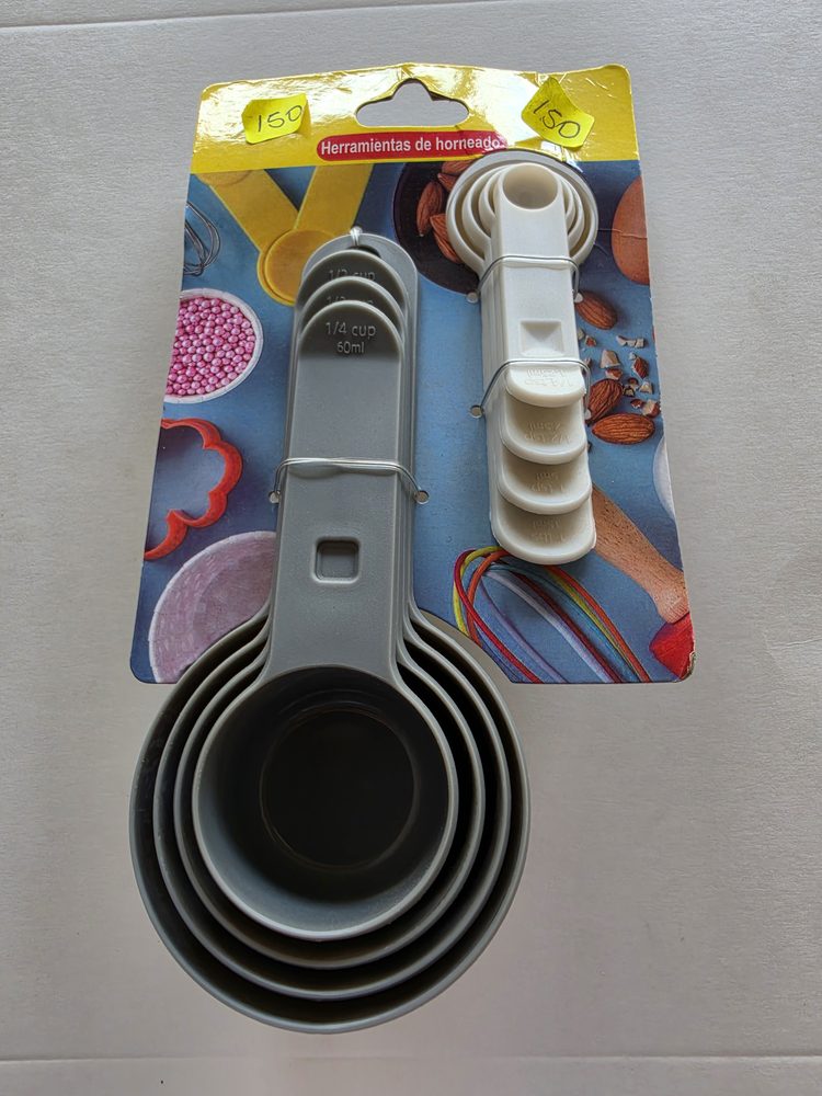 Juego de tazas medidoras de plástico gris con juego de cucharas