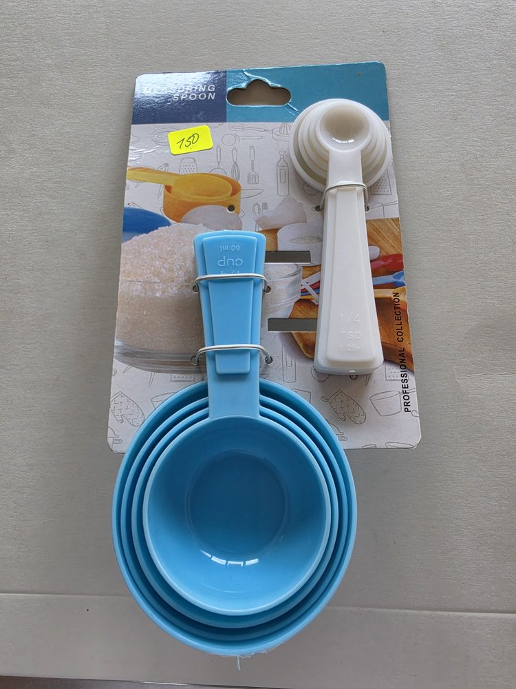 Juego de tazas medidoras de plástico celeste con cucharas medidoras