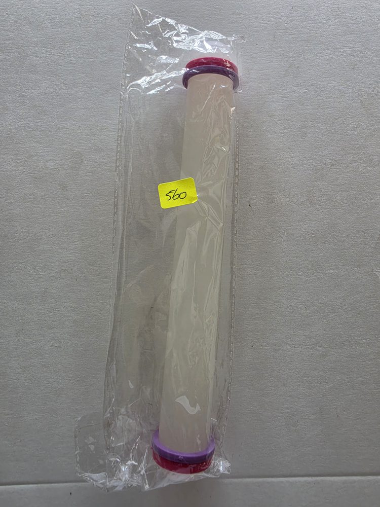 Rodillo de plástico blanco con anillos guia rojos y morados, en bolsa