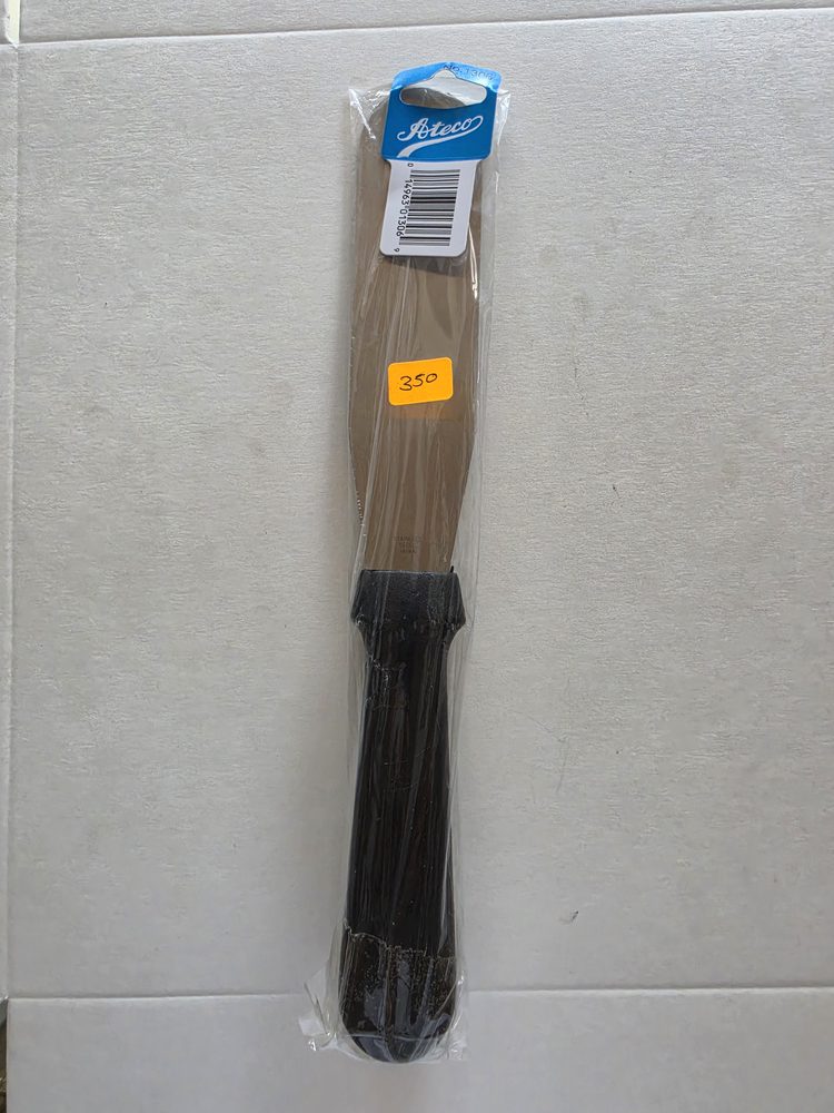 Espátula recta de acero inoxidable plateada con mango negro, marca