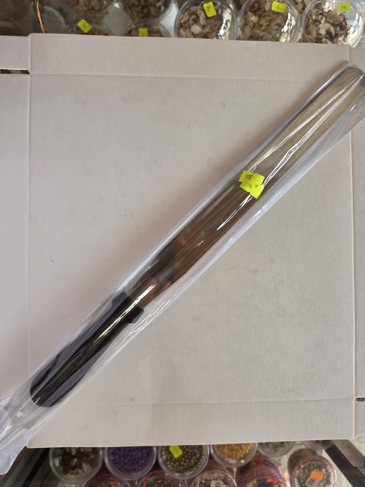 Espátula larga y angosta de acero inoxidable plateada con mango