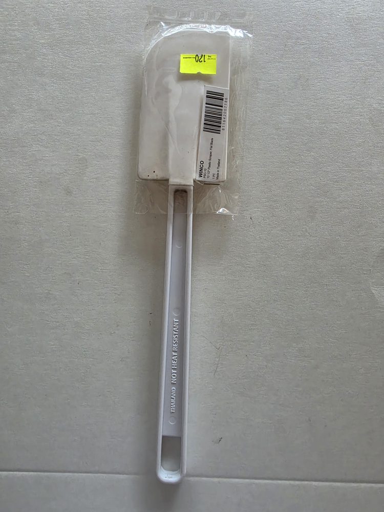 Espátula miserable de plástico blanco con paleta ancha rectangular