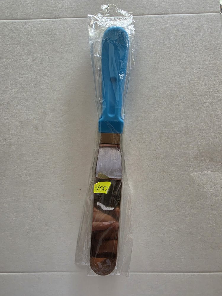 Espátula recta de acero inoxidable plateado con mango de plástico