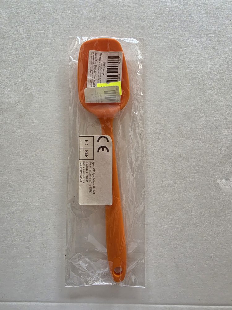 Espátula miserable de silicón naranja con mango del mismo color