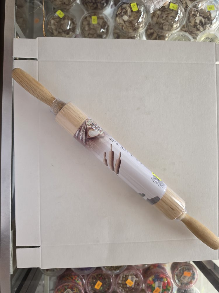 Rodillo de madera natural color beige con mangos torneados, envuelto