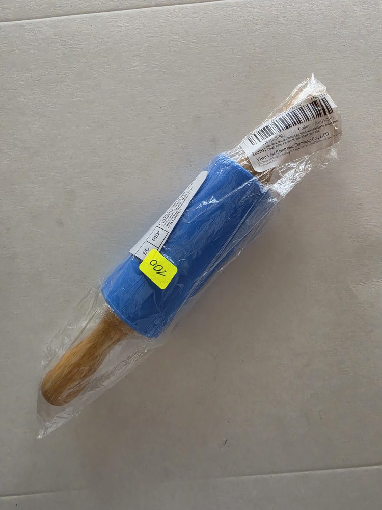 Rodillo de silicón azul con mangos de madera, en empaque plástico