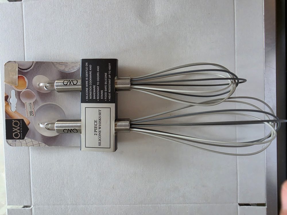 Set de dos batidores manuales con varillas de silicón gris y blanco