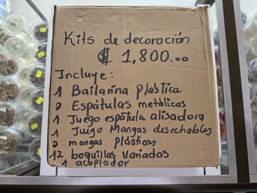 Kit de decoración de pasteles en caja de cartón kraft: incluye 1