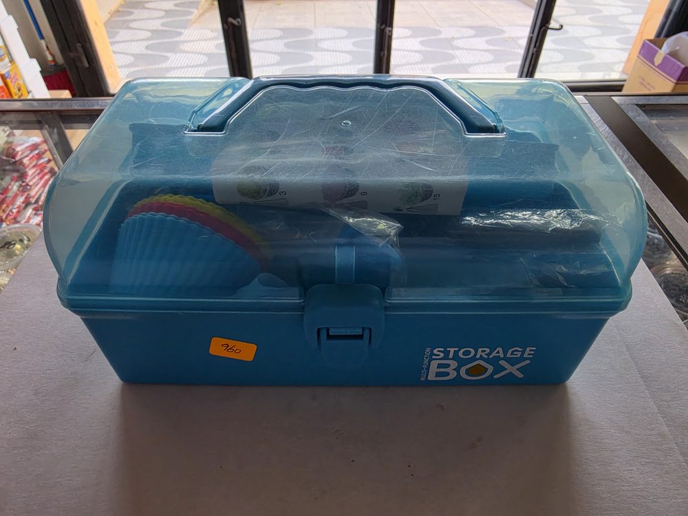 Caja organizadora tipo maletin de plástico azul con tapa transparente