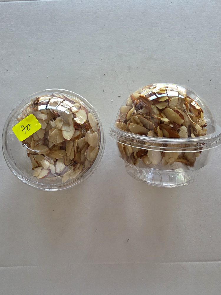 Almendras fileteadas (laminadas) color beige con borde café, en vaso