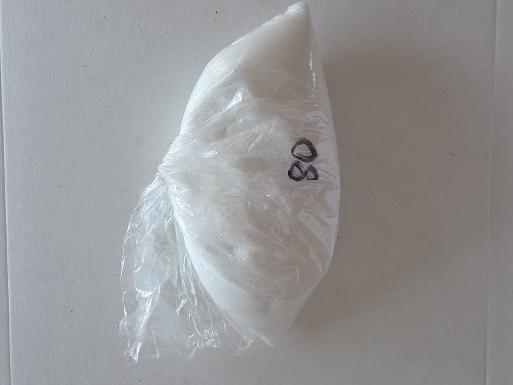 Masa blanca envuelta en film plástico transparente, aspecto granulado
