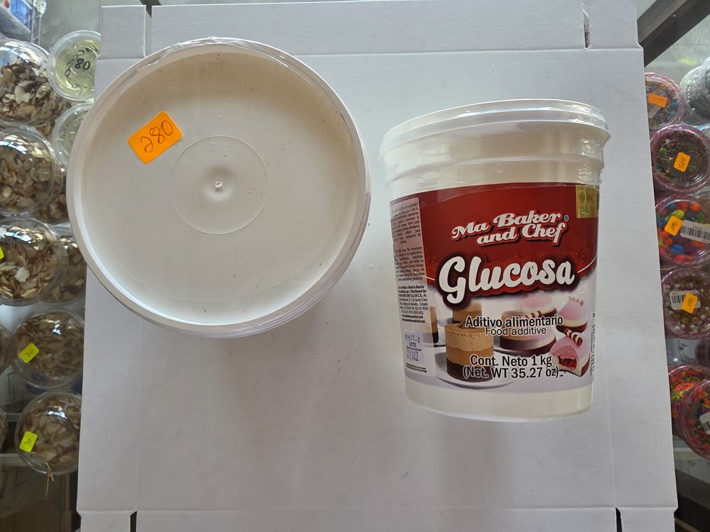 Cubeta plastica blanca de glucosa de 1 kg, etiqueta roja y blanca