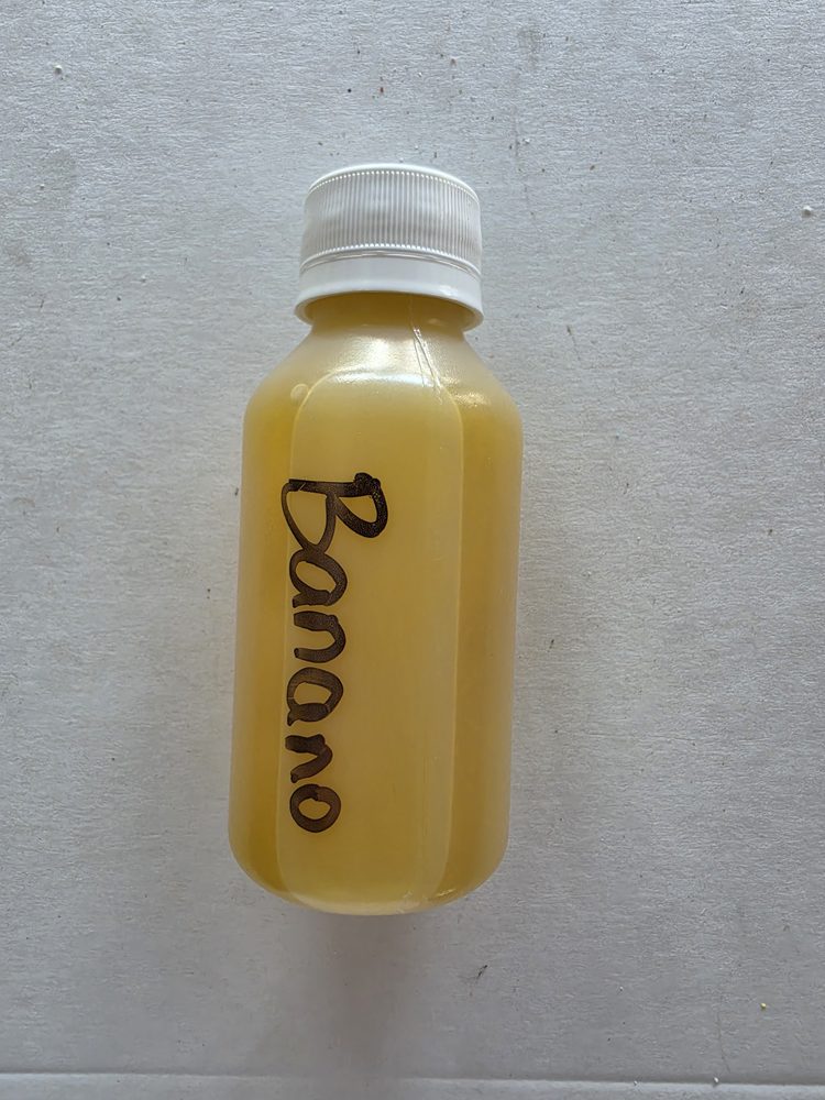 Botella plastica pequeña con esencia liquida color amarillo claro