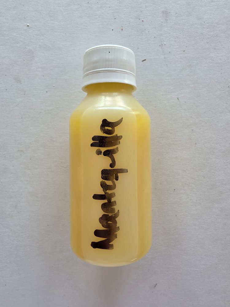 Botella plastica pequeña con esencia liquida color amarillo claro