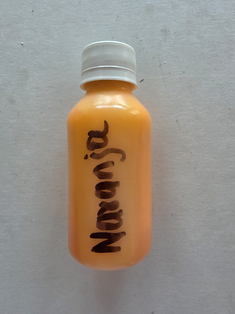 Esencia sabor naranja, liquido color naranja en frasco plástico