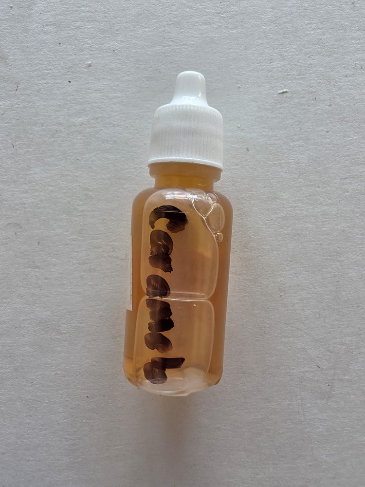 Extracto sabor caramelo, liquido ambar en frasco gotero plástico