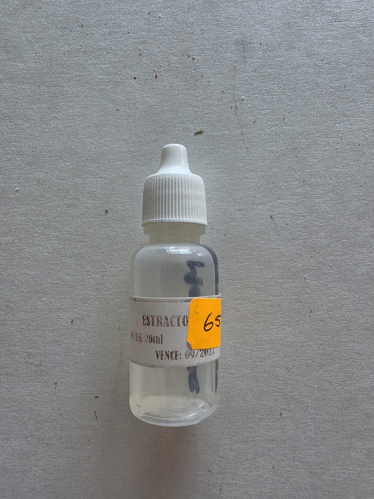 Extracto en frasco gotero de vidrio de 20 ml con etiqueta blanca