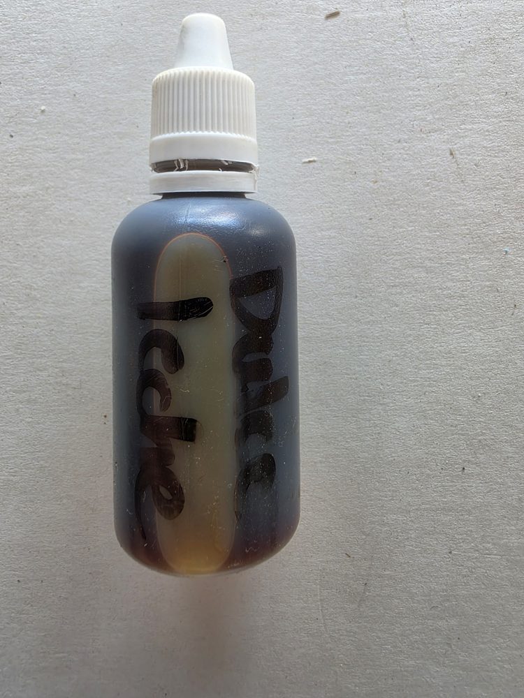 Esencia sabor dulce de leche, liquido café muy oscuro en frasco