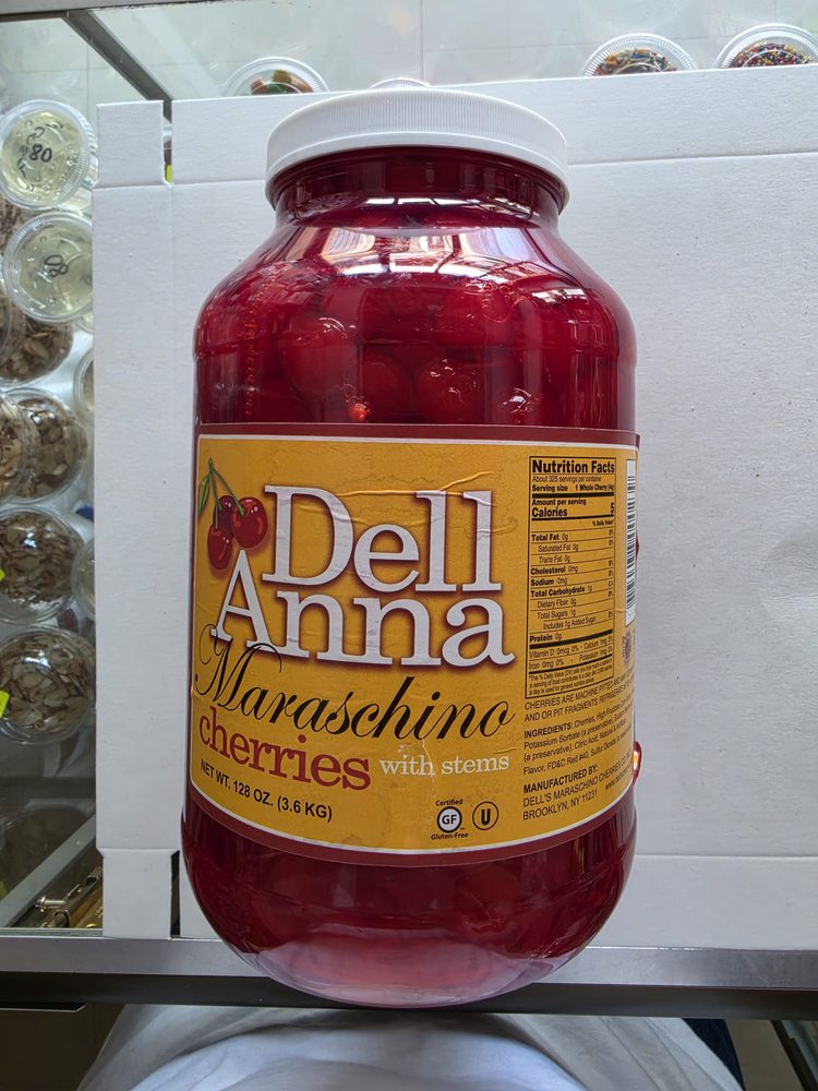 Frasco grande de cerezas maraschino rojas con tallo en almibar, tapa
