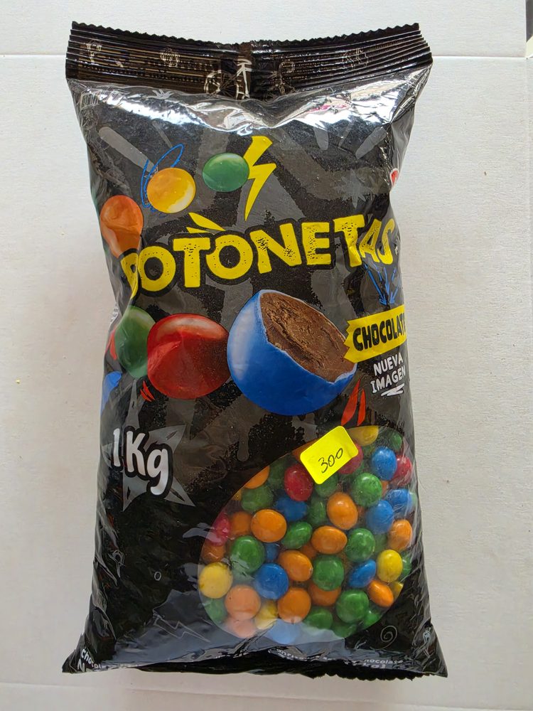 Bolsa negra de 1 kg de confites de chocolate (botonetas) con grageas