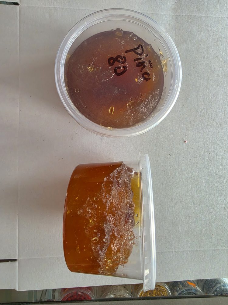 Jalea de pina color ambar dorado, en envase plástico transparente