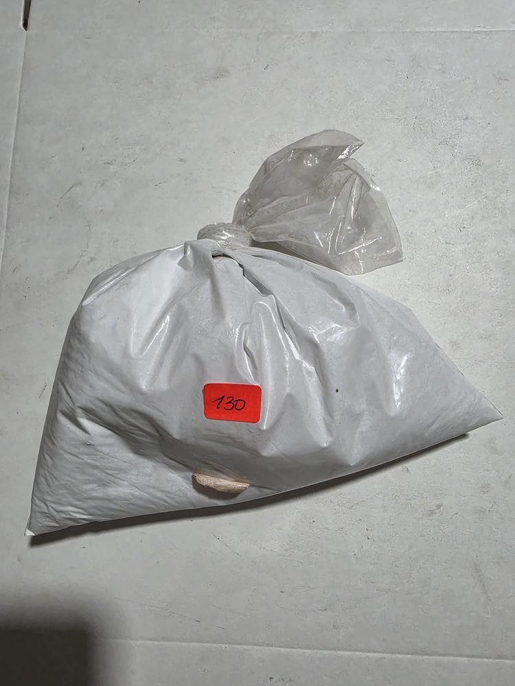 Bolsa de polvo blanco a granel dentro de bolsa plastica blanca opaca