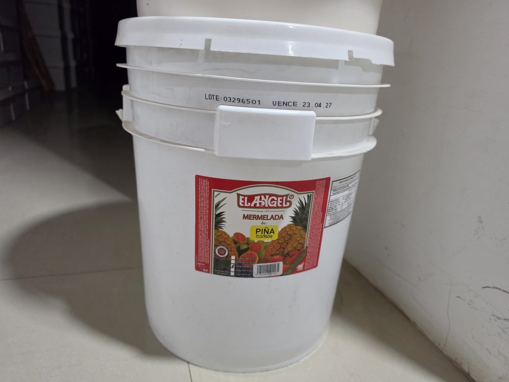 Balde plástico blanco con tapa blanca de mermelada de pina El Ángel