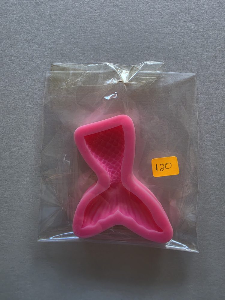 Molde de silicón rosado en forma de cola de sirena con textura
