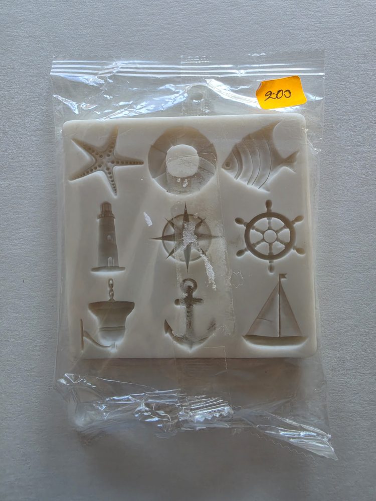 Molde de silicón blanco rectangular con figuras marinas: estrella