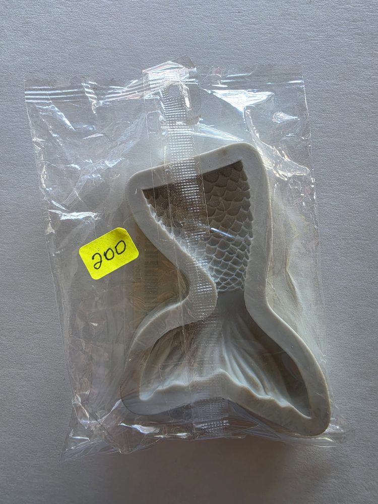 Molde de silicón blanco en forma de cola de sirena con textura