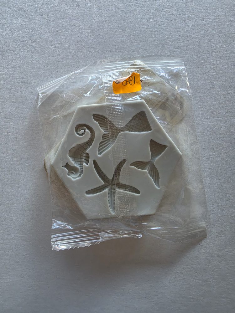 Molde de silicón blanco hexagonal con caballito de mar, peces