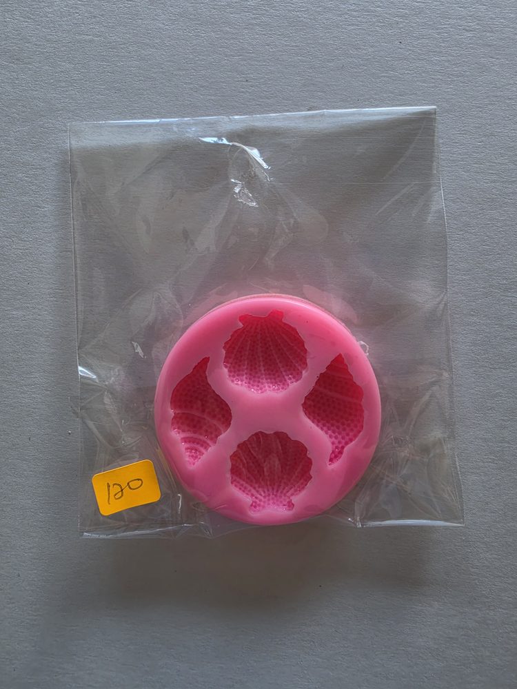 Molde de silicón rosado redondo con cuatro cavidades de conchas