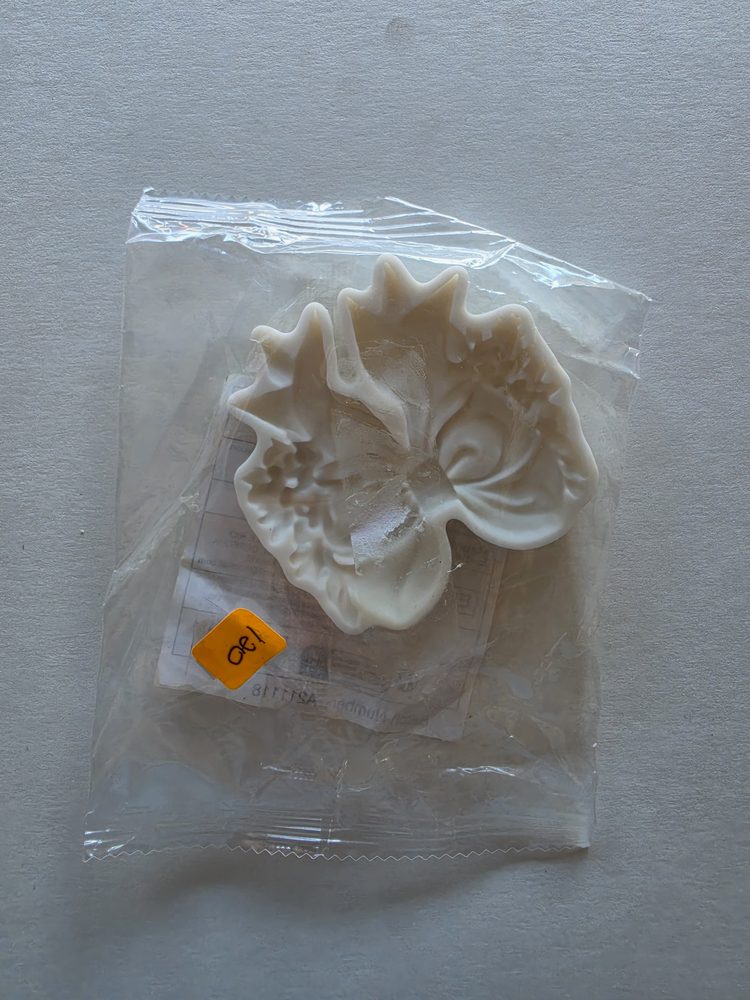 Molde de silicón color blanco hueso con forma de hoja con flor