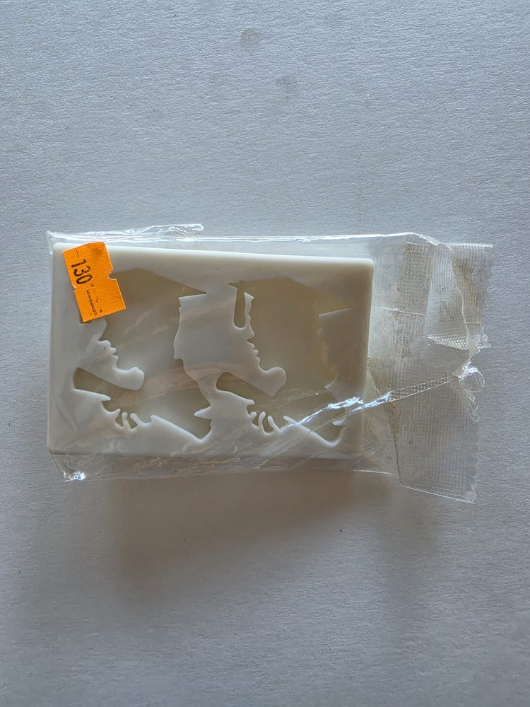 Molde de silicón blanco rectangular con siluetas de personas