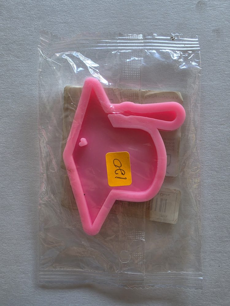 Molde de silicón rosado en forma de birrete o gorro de graduacion