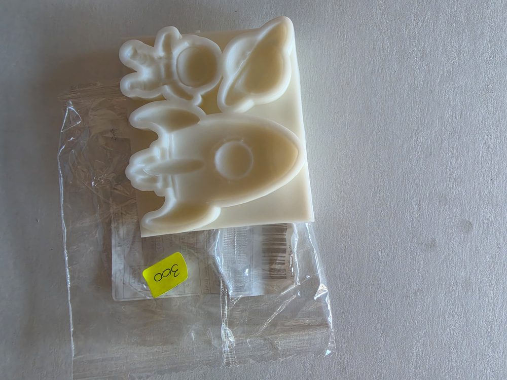Molde de silicón color crema con dos figuras de animal con orejas