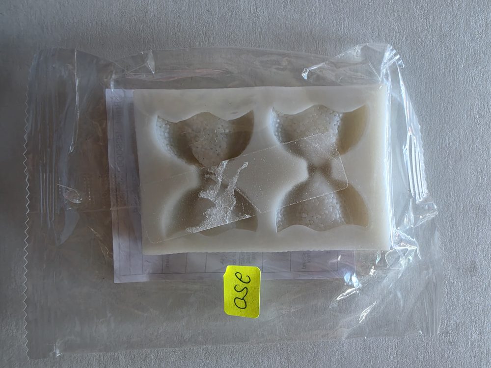 Molde de silicón blanco rectangular con cuatro cavidades de moños