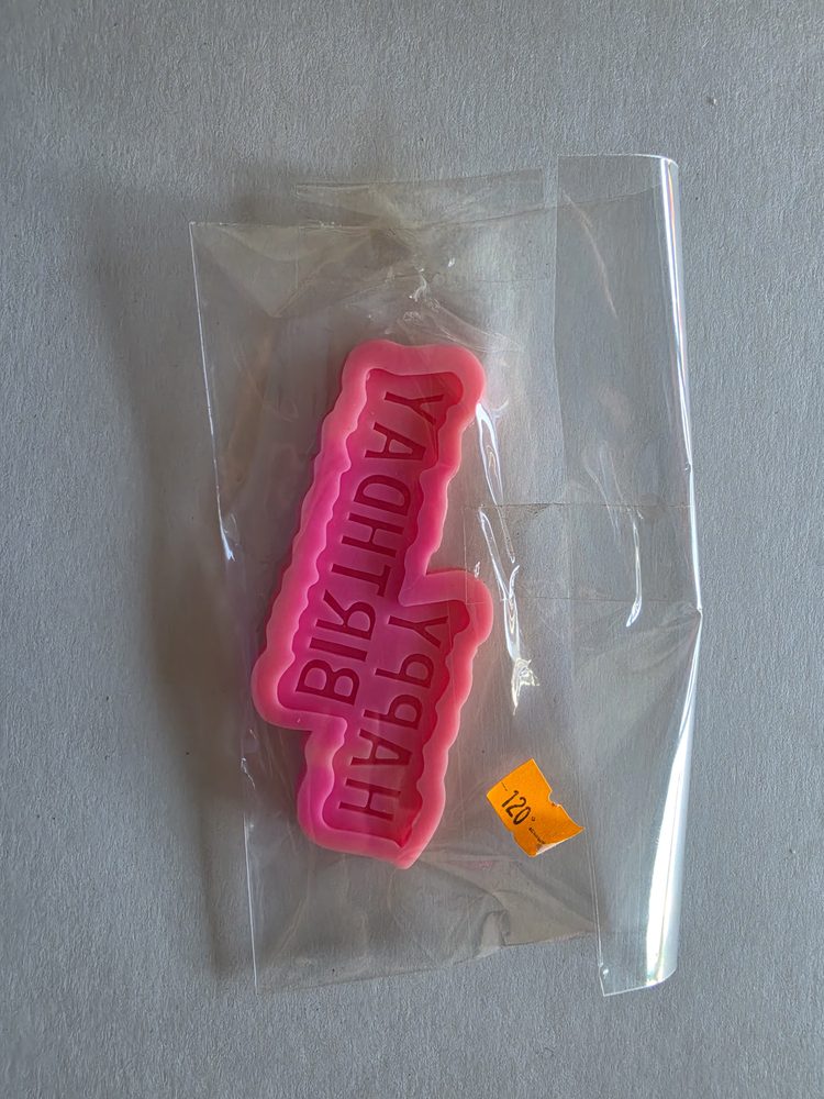Molde de silicón rosado con la frase HAPPY BIRTHDAY en letras