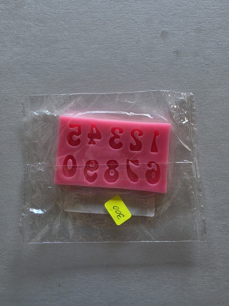 Molde de silicón rosado rectangular con los números del 1 al 0