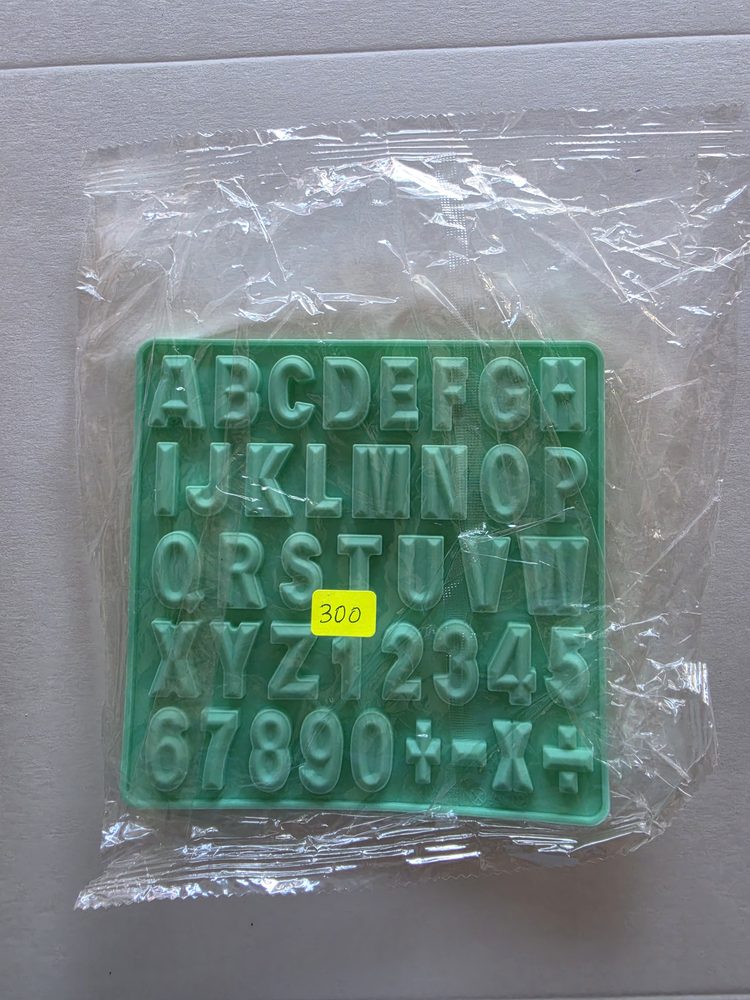 Molde de silicón verde menta cuadrado con letras del abecedario
