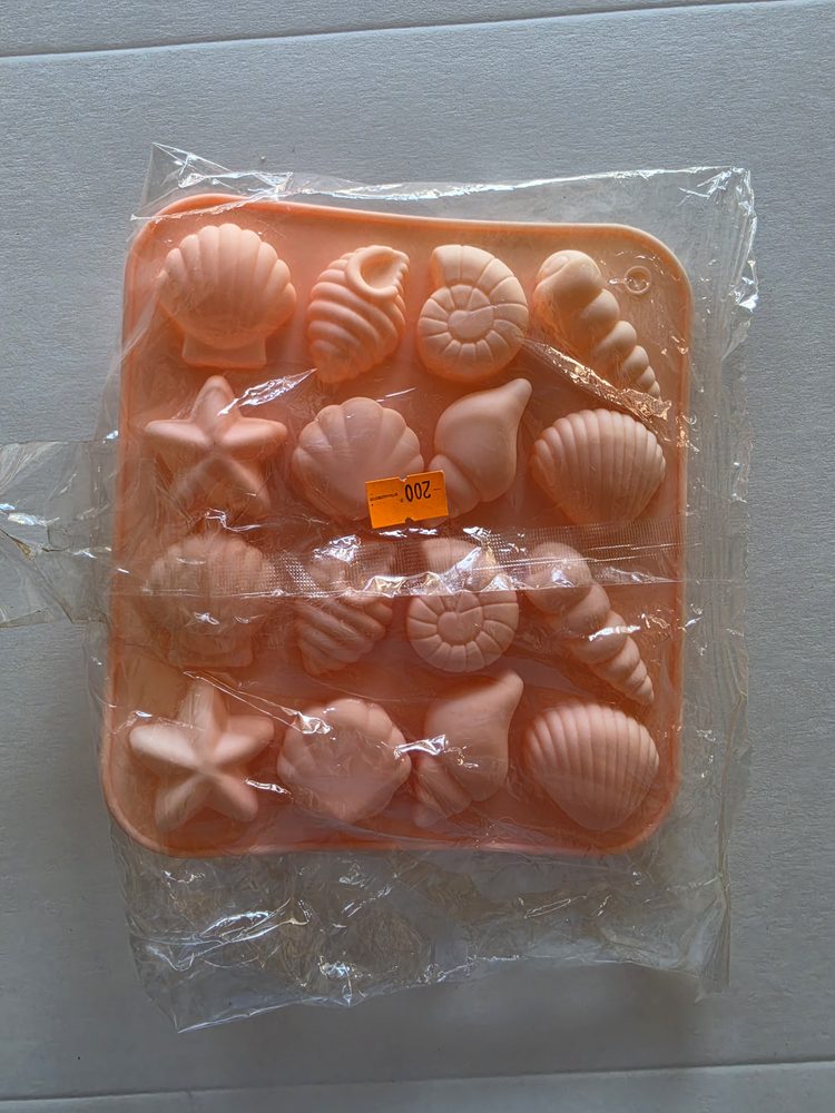 Molde de silicón color salmon con 12 cavidades de conchas de mar