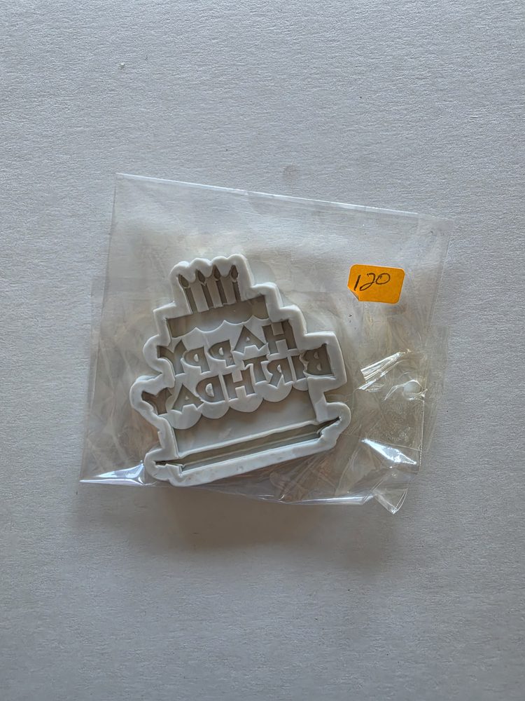 Cortador y marcador plástico blanco con forma de pastel de dos pisos