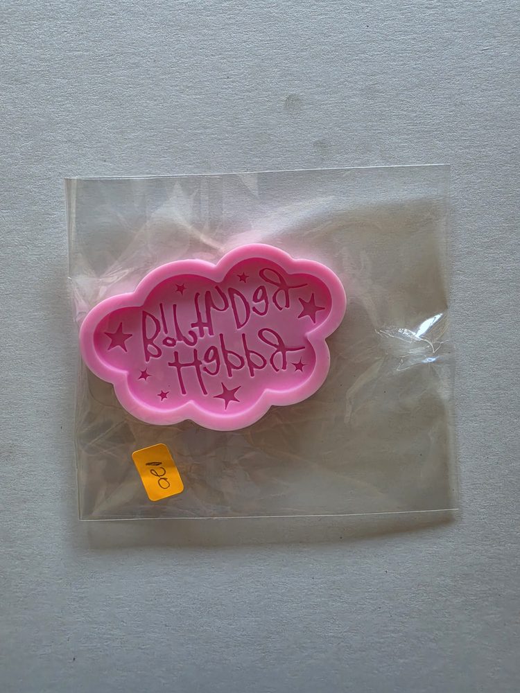Molde de silicón rosado en forma de nube con el texto Happy Birthday