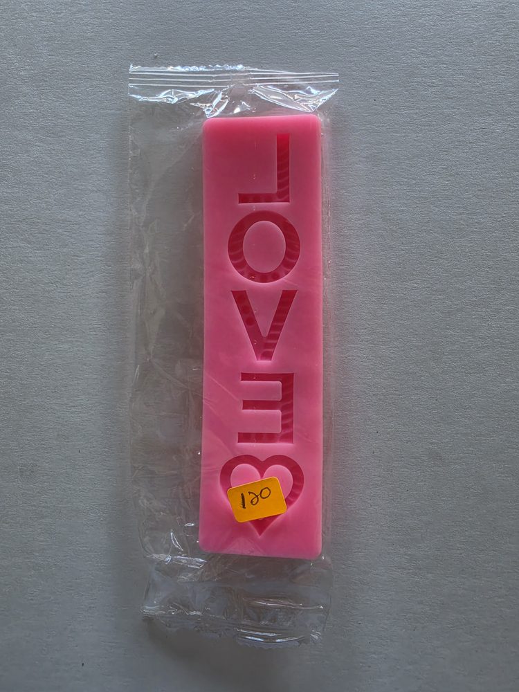 Molde de silicón rosado rectangular alargado con la palabra LOVE
