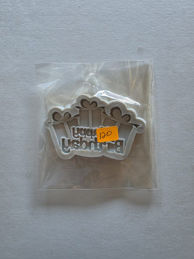 Molde de silicona blanco con la frase Happy Birthday y tres cajas