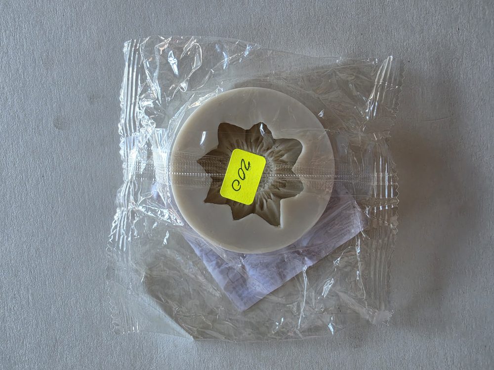 Molde de silicona blanco redondo con flor de pétalos puntiagudos