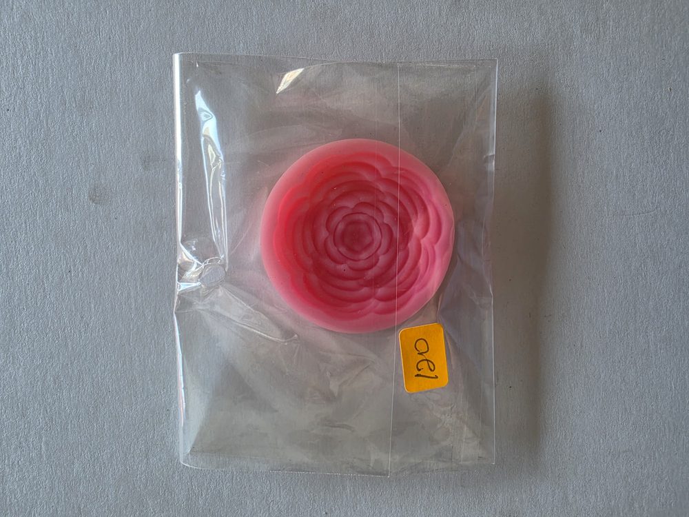 Molde de silicona rosado redondo con rosa de pétalos concentricos
