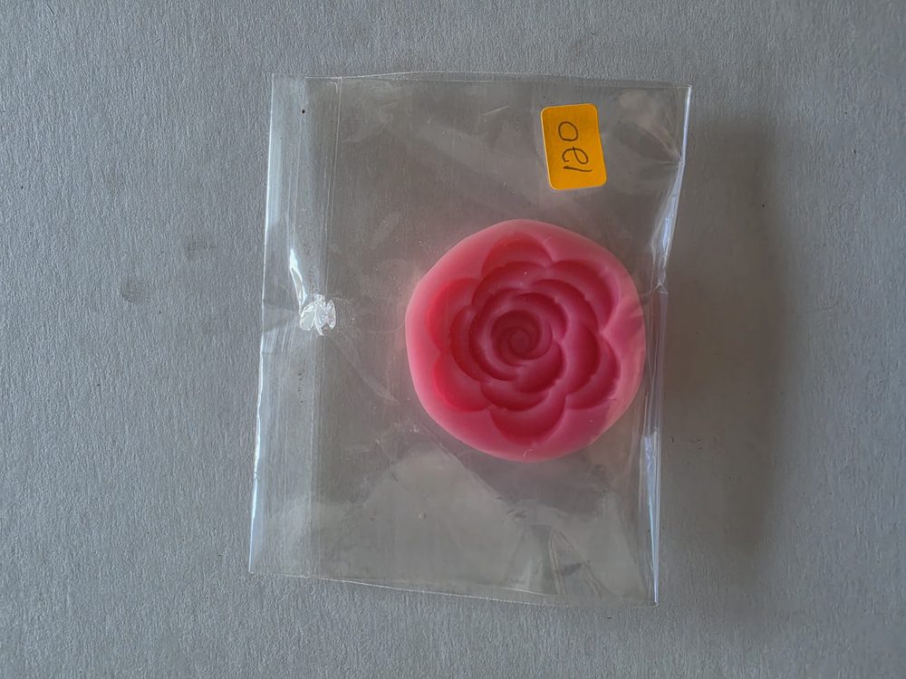 Molde de silicona rosado redondo con rosa de pétalos anchos en espiral